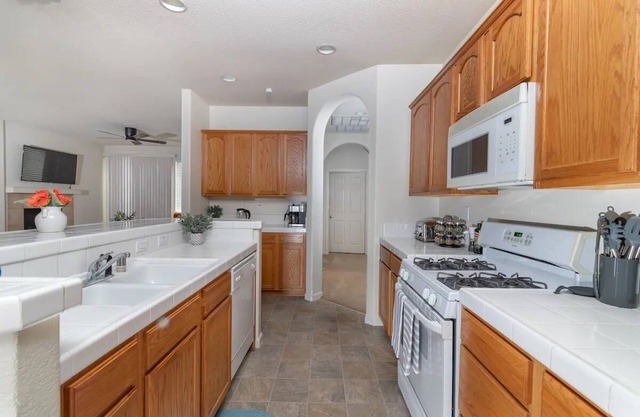 Cheerful 3-Bedroom Home close to Airport/downtown