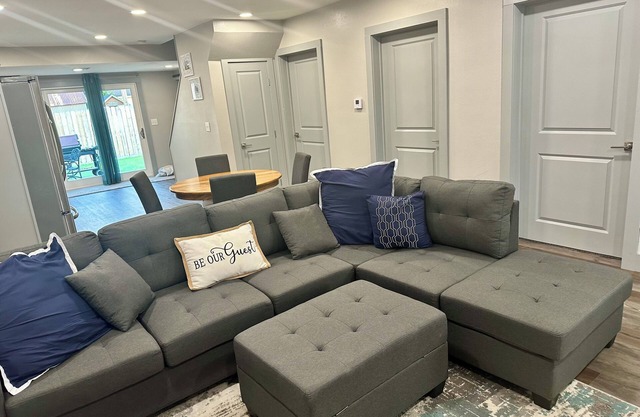Cheerful 3-bedroom home w/free parking on premises