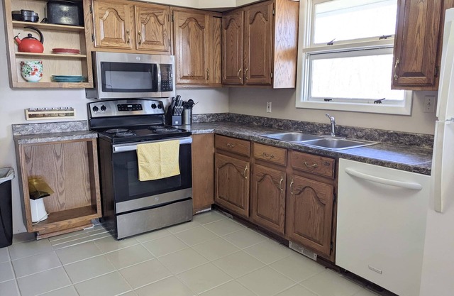Cheerful 3 BR Residential Home in Small Town USA