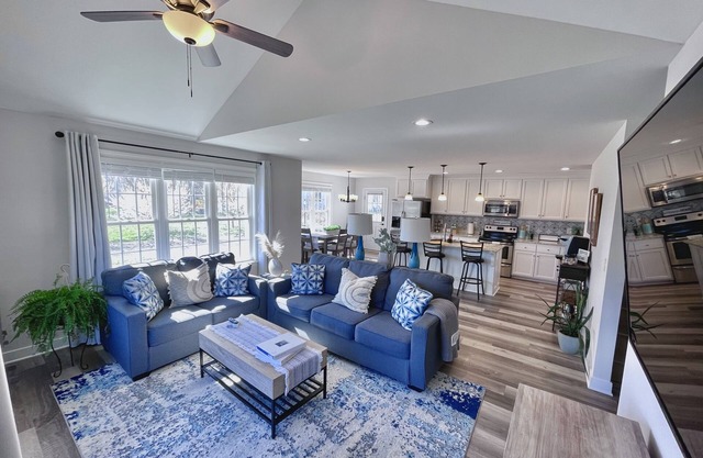 Cheerful 4 bedroom w/game room, gym and free parking