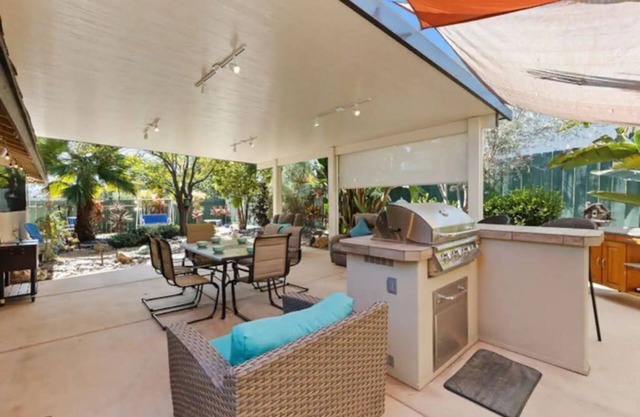 Cheerful 4-bedroom house with free parkings.