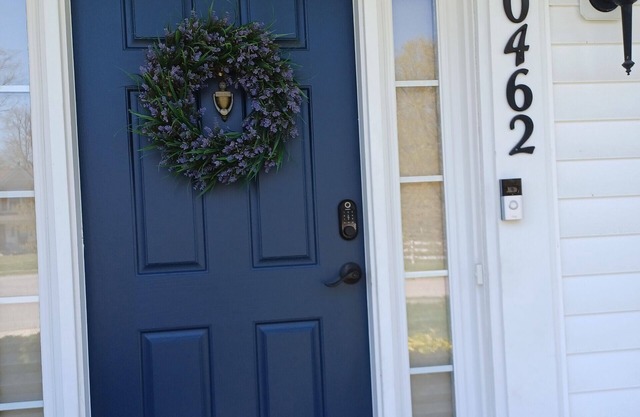 Cheerful 4 bedroom home with fireplace.nn
