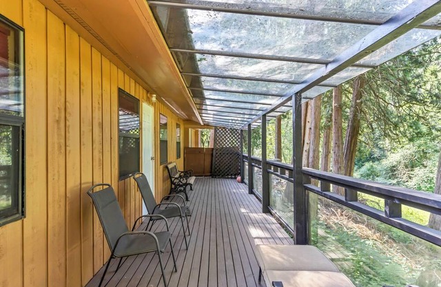 Cheerful 5-bedroom cottage with River access