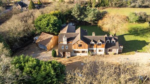 Cheerful 7-bedroom house with hot tub sleeps 25