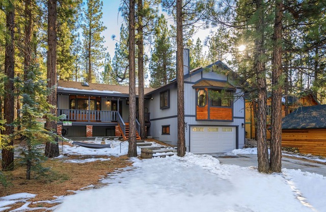 Cheerful cabin with Central A/C and Heating, hot tub, game room-pool table +more