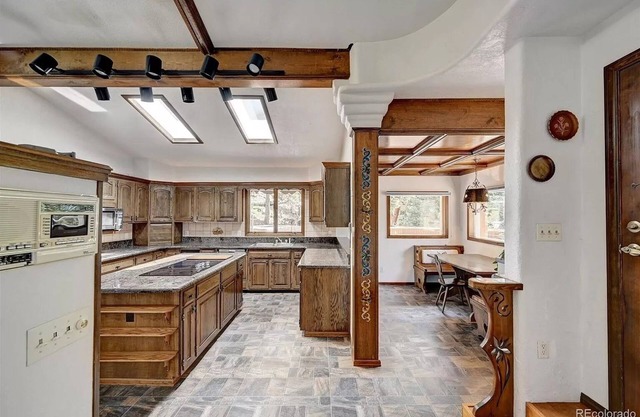 Cheerful chalet with hot tub! Sweeping views, close to town and trails!
