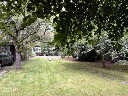 Cheerful Four Bedroom Cottage with Spacious Garden