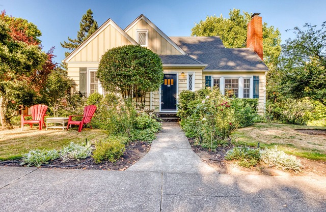 Cheerful home with patio & yard - walk to parks, trails & Hayward Field