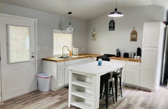 Cheerful One Bedroom Remodeled Tiny Home, close to everything!