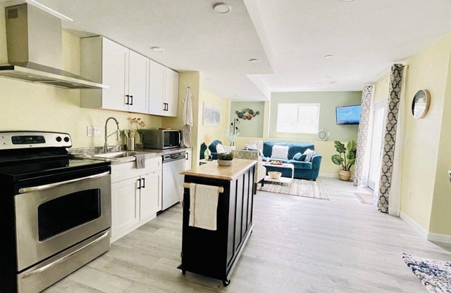 Cheerfull 2 bedroom Basement Apartment
