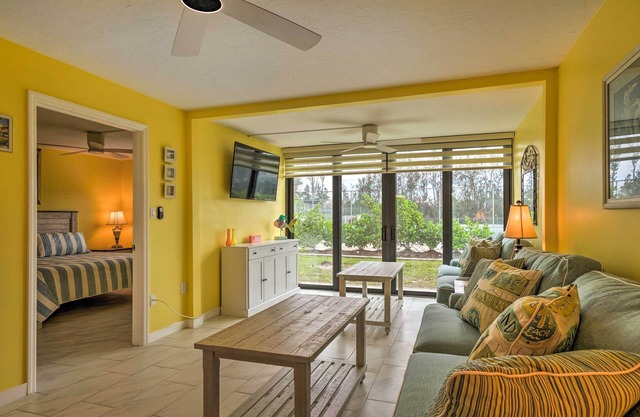 Cheery Condo with Pool Access: 3 Miles to Beach!