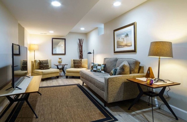 Cheesman Park Apartment - Botanic Gardens Pass