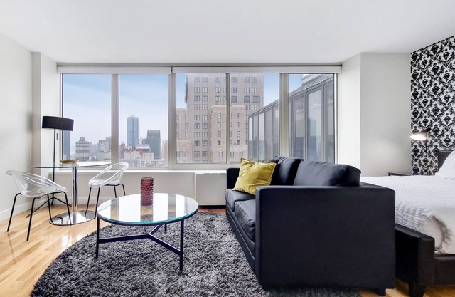 Chelsea Studio with Great Amenities & City Views