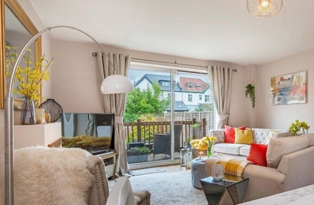 Cheltenham 'Hidden Gem' with Parking, Walk to Town