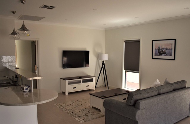 Cherry Villa 2: Luxurious 3BR Inner City Townhouse in Mildura. Free WIFI.
