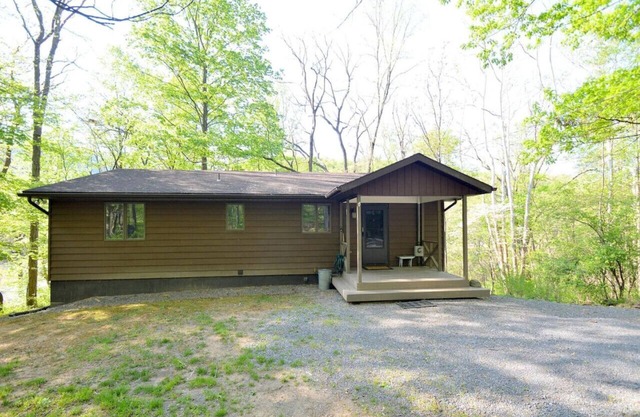 Chesnutt Cabin - riverfront, fire pit, fireplace, game room, king bed
