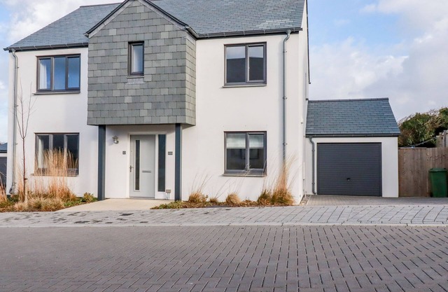CHI GWYNN, pet friendly, luxury holiday cottage in Crantock