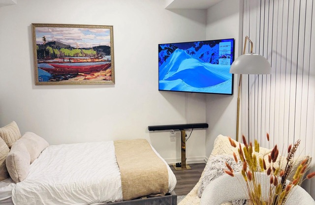 Chic 1-bedroom apartment in Vaughan with Free Parking + 15 mins close to Airport