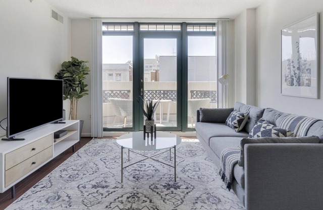 Chic 1BR in DC near Metro, Gym + Rooftop Pool