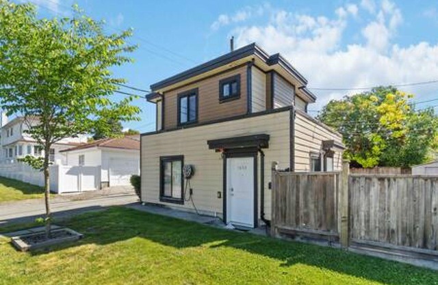 Chic 1BR Laneway Home in South Van