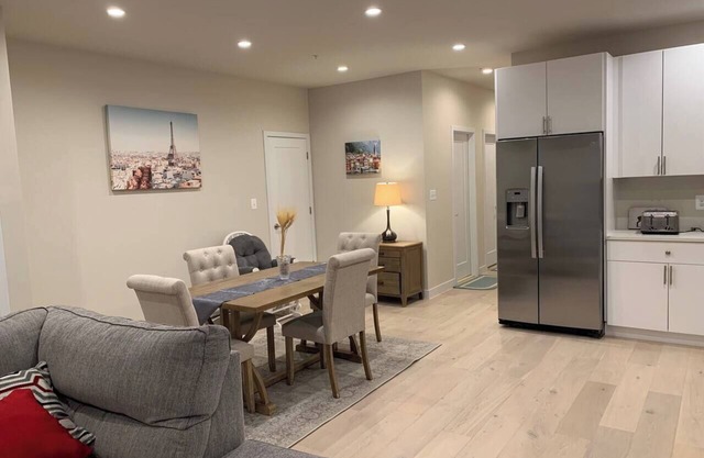 Chic 2-Bedroom apartment-Private Entrance & Wi-Fi