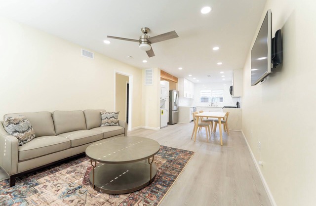 Chic 2-bedroom apartment in fantastic Downey Nearby all the Attractions