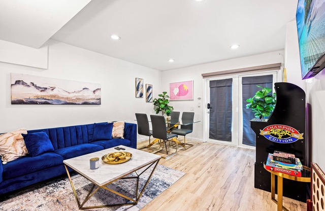 Chic 2BD - 1 Block to Beach Heaven