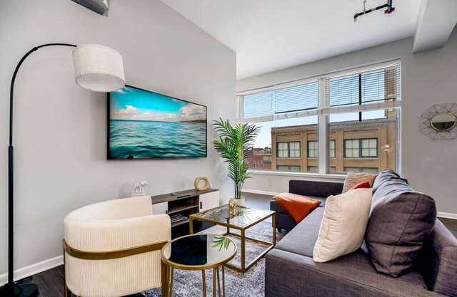 Chic 2BR Parking, Rooftop Near Arrowhd & TMobile
