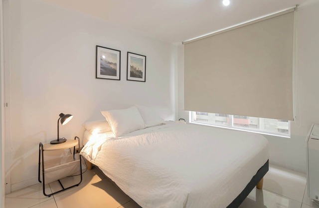 Chic 2BR Retreat Live a Unique Central Experience