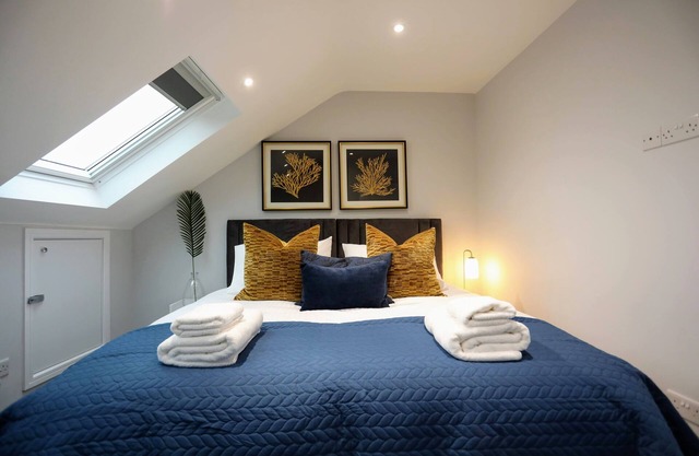 Chic 3Bed/2Bath Duplex Flat with Parking and Free WIFI