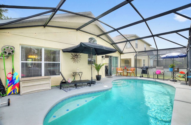Chic 3BR Getaway, Heated Pool, Golf Views & Theme Parks
