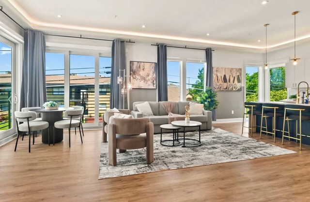 Chic 3BR Retreat | Rooftop & Parking | Sleeps 11