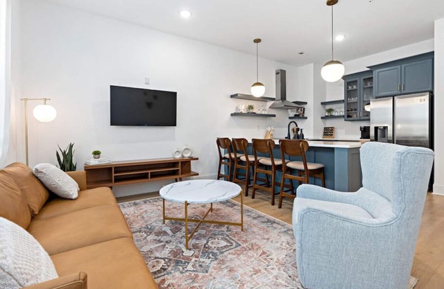 Chic 5 Bed, 2 Bedroom Free Parking - 3 miles to Broadway