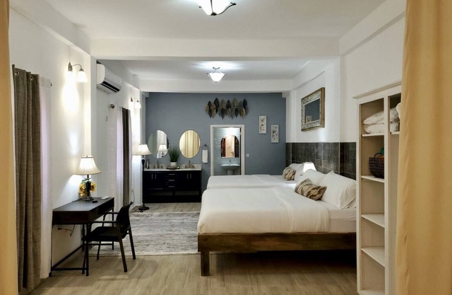 Chic Apartment in peaceful neighborhood close to beaches, shopping/entertainment