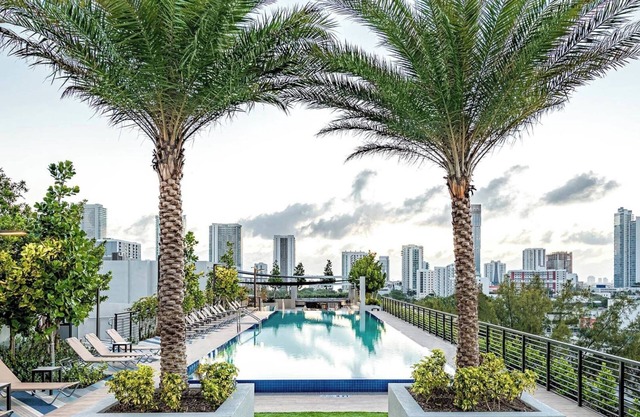 Chic apartment with rooftop pool and AC in delightful Miami