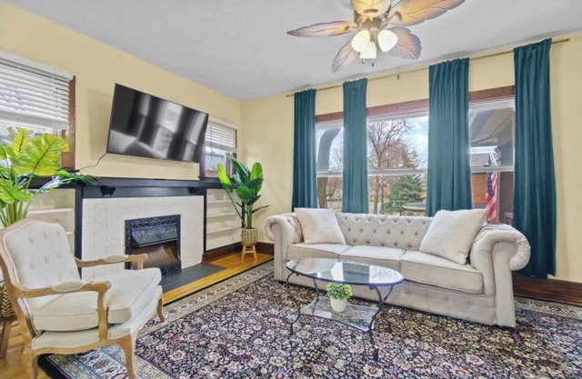 Chic Apt 5 blocks from Downtown w/Parking