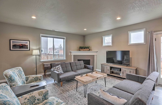 Chic Bend Home w/Deck < 3 Mi to Downtown!