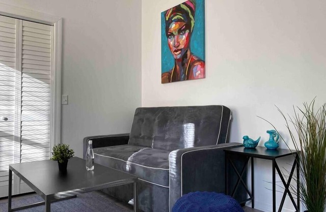 Chic Bungalow Near Armature Works & The Riverwalk
