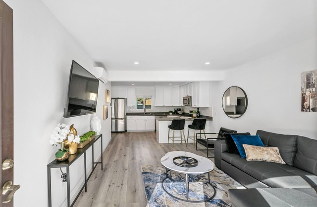 Chic Central 1 BR Parking, Sofa Bed, Washer/Dryer