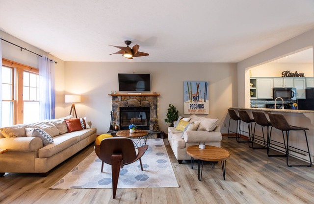 Chic & Comfy Fully Renovated w New Game Room Only 3 minutes to Camelback Resort