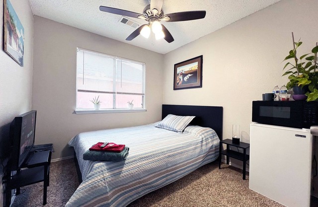 Chic & Cozy Room – 20 Min from Downtown Dallas