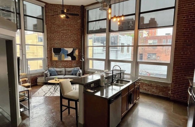 Chic downtown 1BR with study loft