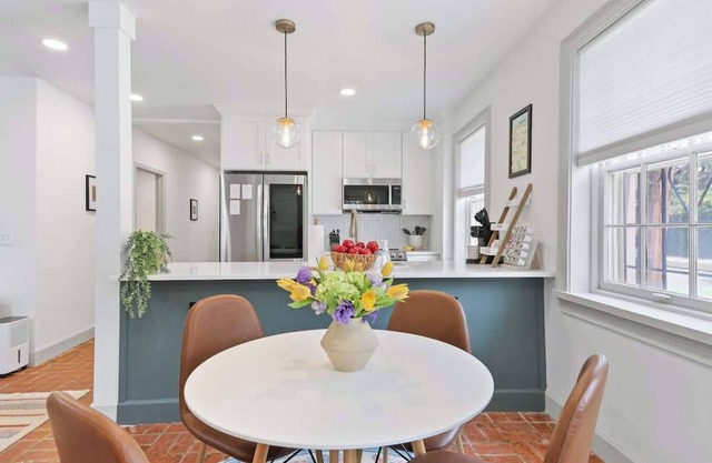 Chic Downtown Hideaway|Walkable Garden Apartment