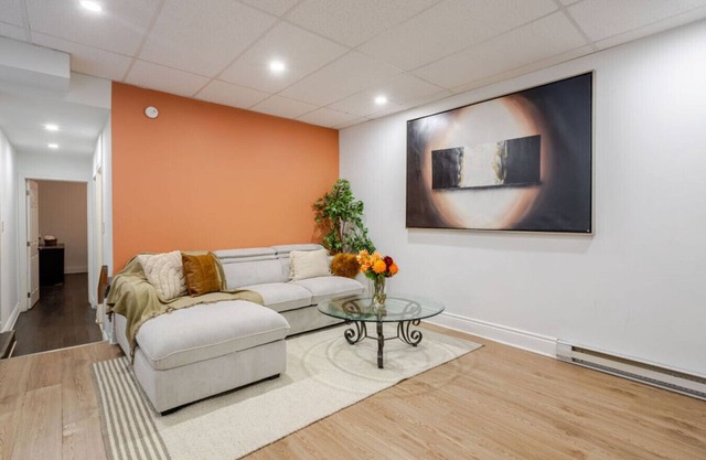 Chic DT MTL Condo w/Rooftop, BBQ & Jacuzzi