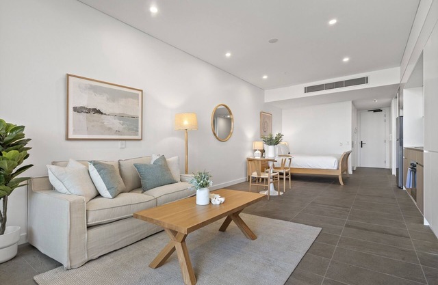 Chic Ground-Floor Studio Near Local Cafés