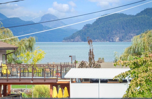 Chic Haven: Stylish 3-Bedroom Lake View Escape