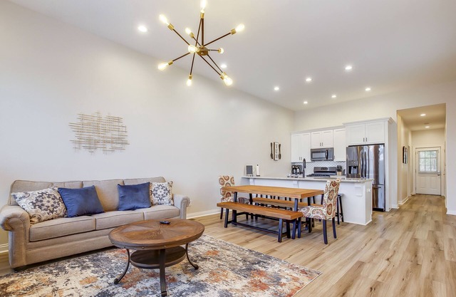 Chic Home|2 King Beds|Prime Location|Sleeps 9