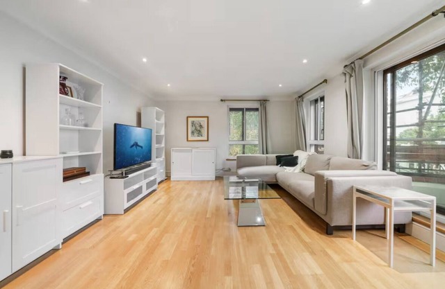 Chic Kensington Apartment with Pool, Gym, Sauna, Balcony & 24-Hour Concierge