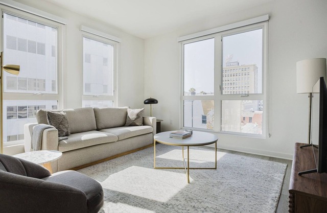 Chic Long Beach 2BR w/Pool, Gym & Firepit, by Blueground