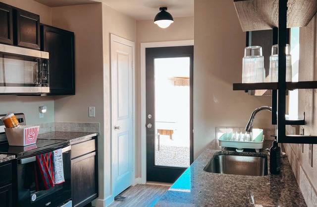 Chic, Minimalist Lubbock Cottage: Eclectic Charm in the City 🌵✨nnnn